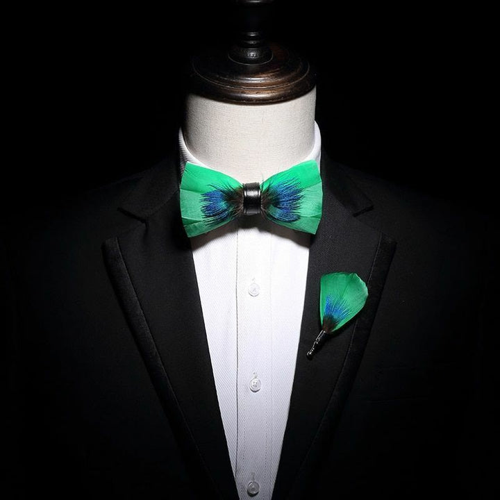Papillon con piume blu e verde con spilla da bavero - image 2