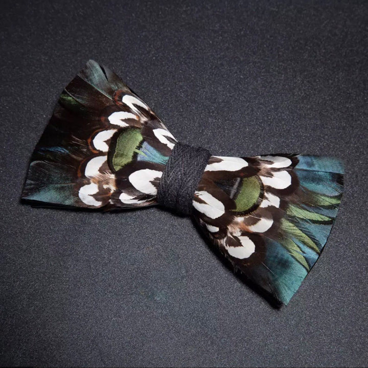 Cravatta a farfalla con piume color verde acqua DarkCyan con spilla da bavero
