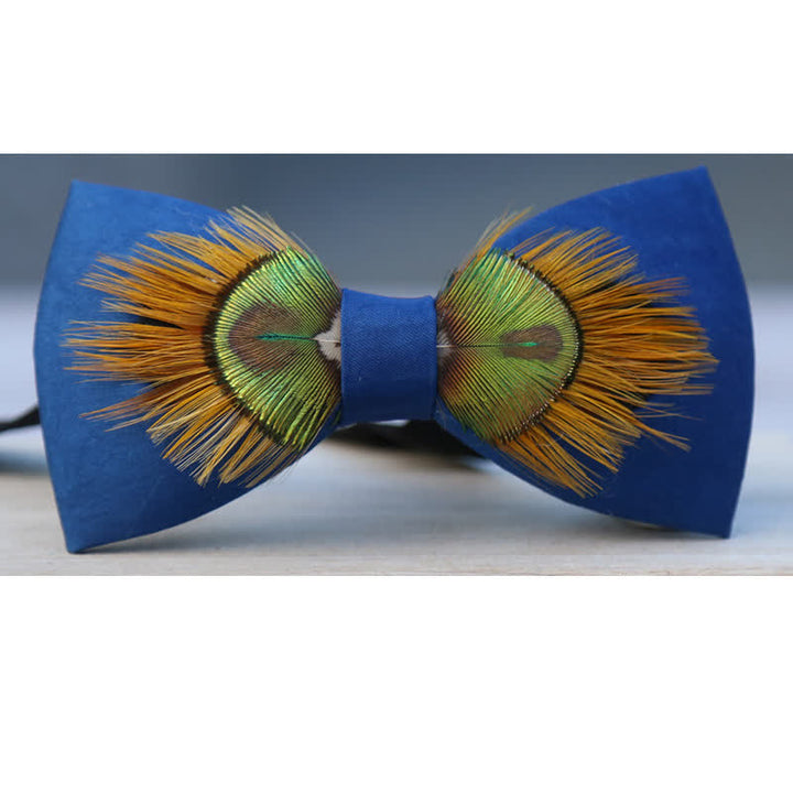 Papillon con piume di pavone maestose blu e gialle