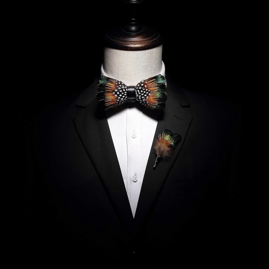 Papillon vintage con piume verde foresta e arancione con spilla da bavero