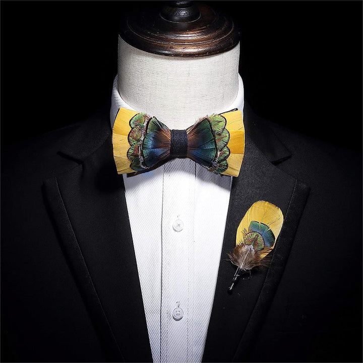 Papillon con piume di pavone giallo brillante e verde per bambini con spilla da bavero