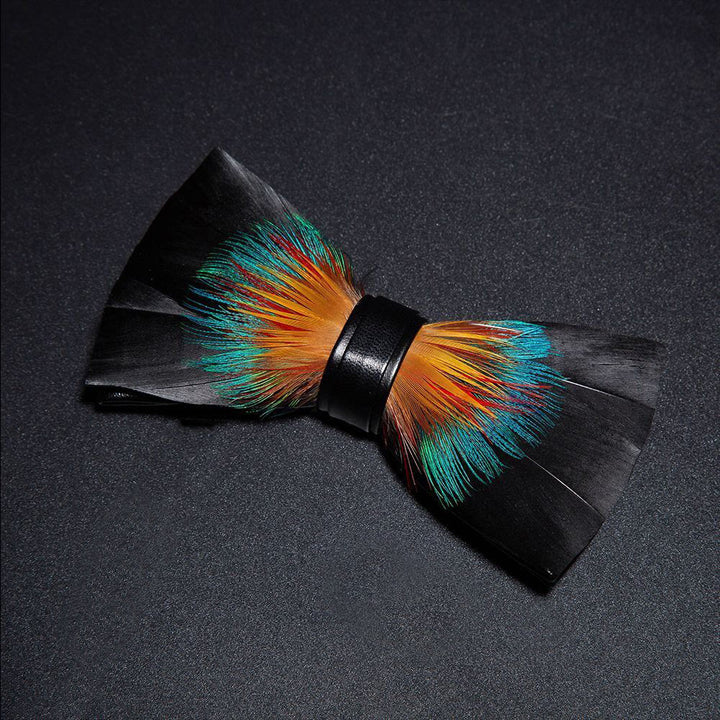Papillon con piume nobili nere e arancioni con spilla da bavero