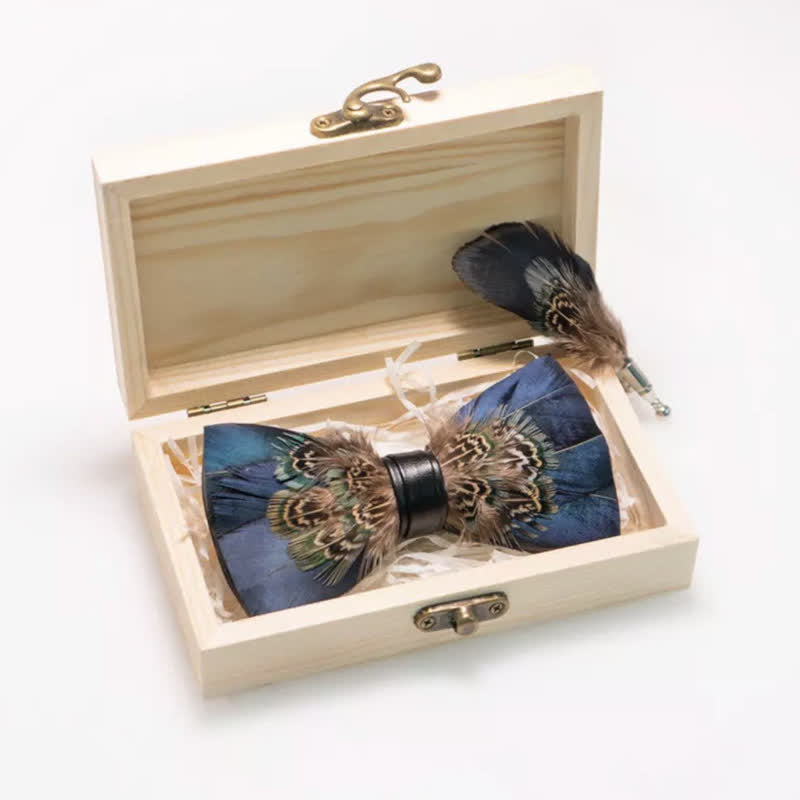 Papillon vintage con piume verde e marrone con spilla da bavero