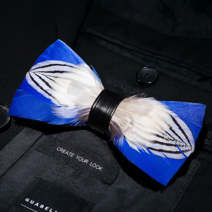 Papillon con piuma Freedom blu e bianco con spilla da bavero
