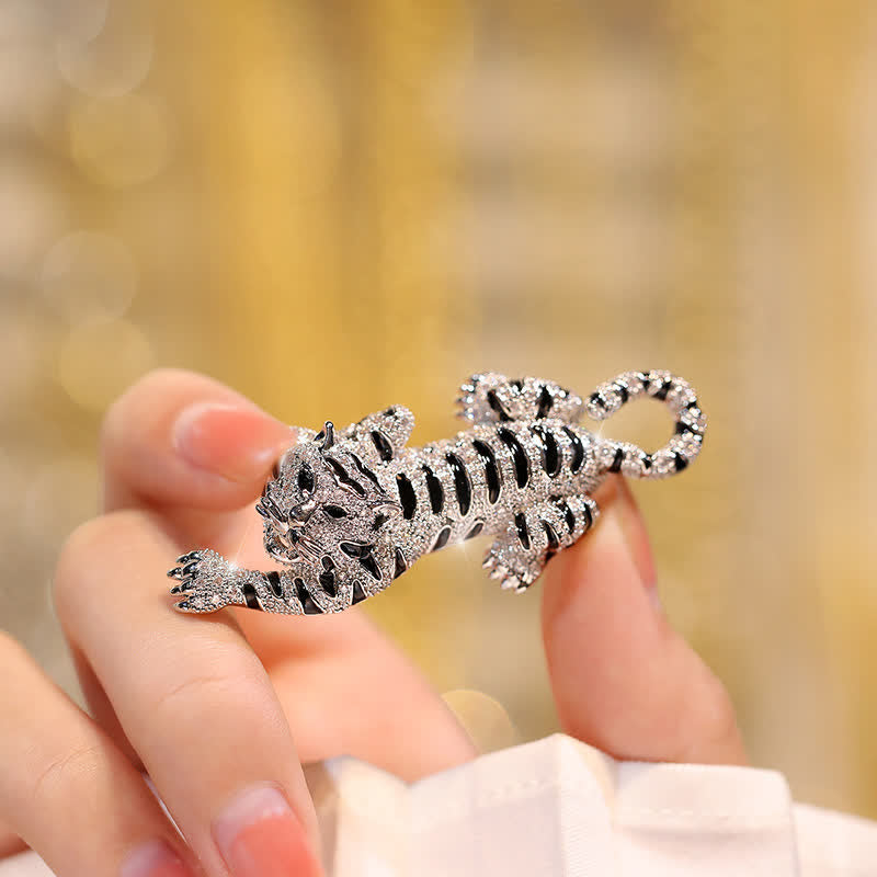 Spilla da uomo con tigre rampicante sensuale