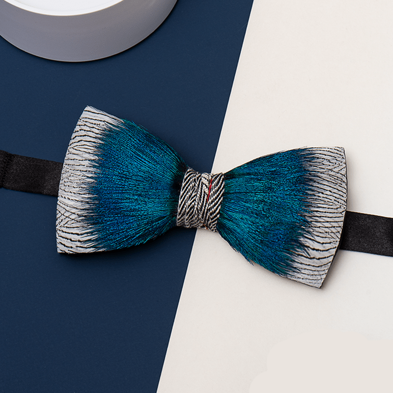Papillon con piume blu pavone e oceano